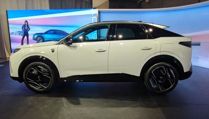 Peugeot E-3008 2024: caratteristiche, motorizzazioni e prezzi del nuovo SUV francese - Foto 2 di 22