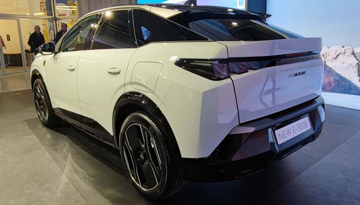 Peugeot E-3008 2024: caratteristiche, motorizzazioni e prezzi del nuovo SUV francese - Foto 3 di 22