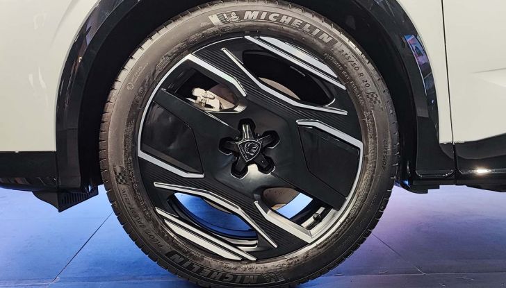 Peugeot E-3008 2024: caratteristiche, motorizzazioni e prezzi del nuovo SUV francese - Foto 4 di 22