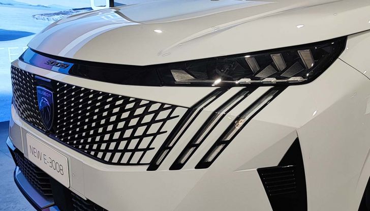 Peugeot E-3008 2024: caratteristiche, motorizzazioni e prezzi del nuovo SUV francese - Foto 5 di 22