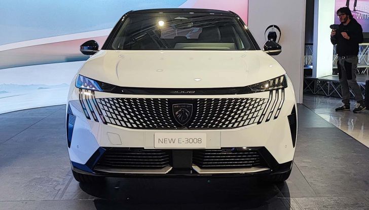 Peugeot E-3008 2024: caratteristiche, motorizzazioni e prezzi del nuovo SUV francese - Foto 6 di 22