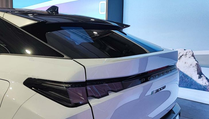 Peugeot E-3008 2024: caratteristiche, motorizzazioni e prezzi del nuovo SUV francese - Foto 7 di 22