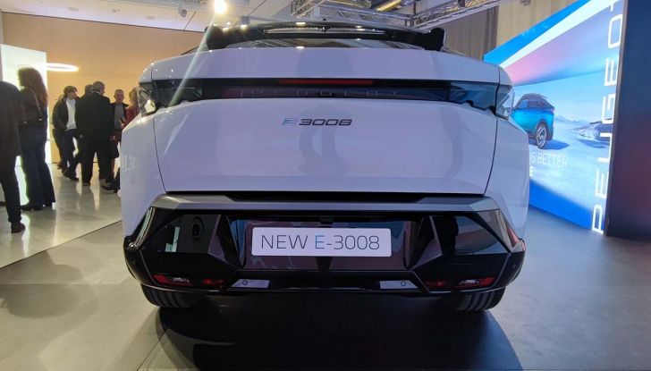 Peugeot E-3008 2024: caratteristiche, motorizzazioni e prezzi del nuovo SUV francese - Foto 8 di 22