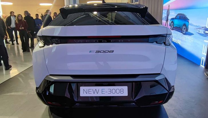 Peugeot E-3008 2024: caratteristiche, motorizzazioni e prezzi del nuovo SUV francese - Foto 9 di 22