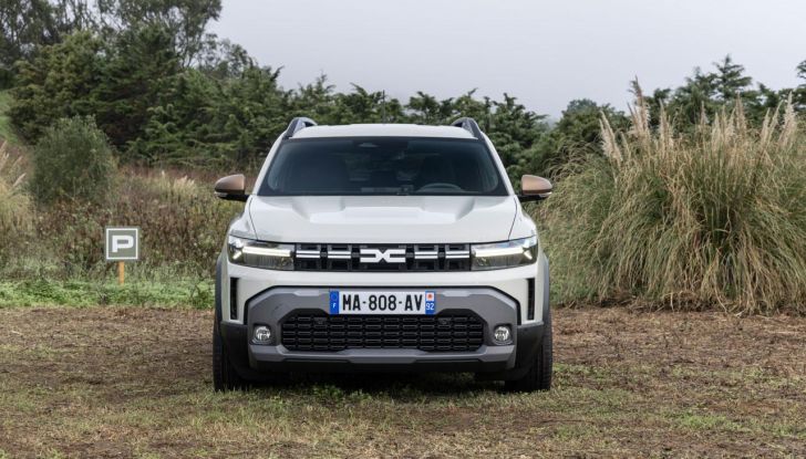 Dacia Duster 2024: caratteristiche, motori, allestimenti e listino prezzi Italia - Foto 2 di 6