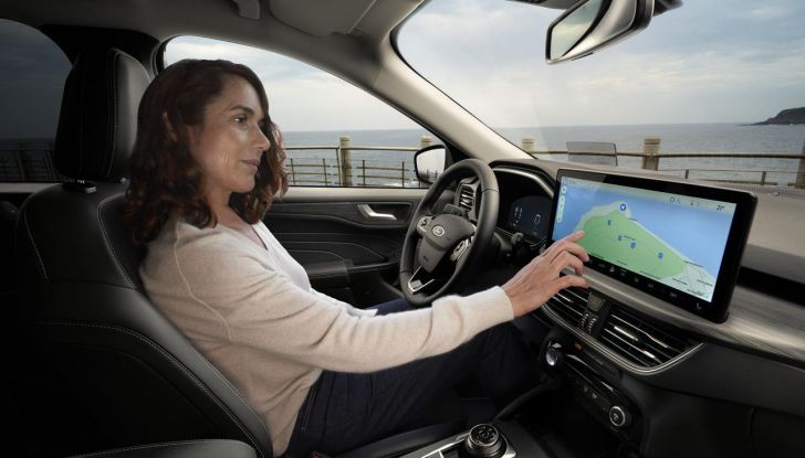 Ford Kuga 2025: caratteristiche, versioni, design e motori del nuovo restyling - Foto 17 di 24