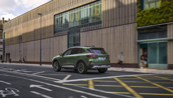 Ford Kuga 2025: caratteristiche, versioni, design e motori del nuovo restyling - Foto 19 di 24