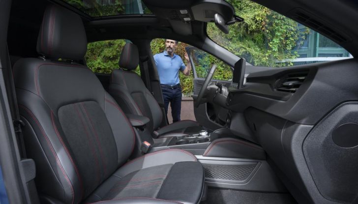 Ford Kuga 2025: caratteristiche, versioni, design e motori del nuovo restyling - Foto 23 di 24