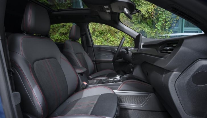 Ford Kuga 2025: caratteristiche, versioni, design e motori del nuovo restyling - Foto 5 di 24