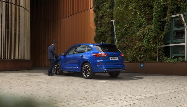 Ford Kuga 2025: caratteristiche, versioni, design e motori del nuovo restyling - Foto 7 di 24