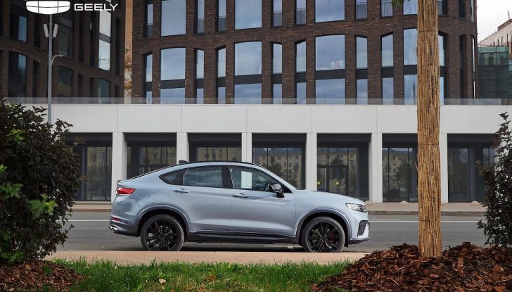 Geely prevede un boom di vendite di auto elettriche e ibride plug-in nel 2024 - Foto 5 di 9