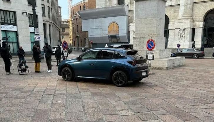 Lancia Ypsilon 2025: ecco la nuova generazione senza veli - Foto 2 di 8