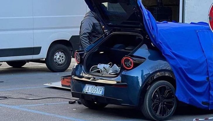 Lancia Ypsilon 2025: ecco la nuova generazione senza veli - Foto 3 di 8