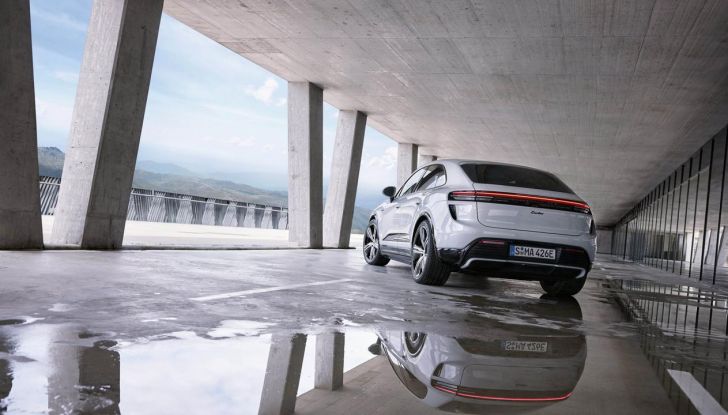 Porsche Macan 2025: caratteristiche, versioni, autonomia, motori, design, interni e prezzi - Foto 2 di 25