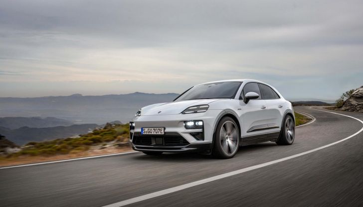 Porsche Macan 2025: caratteristiche, versioni, autonomia, motori, design, interni e prezzi - Foto 3 di 25