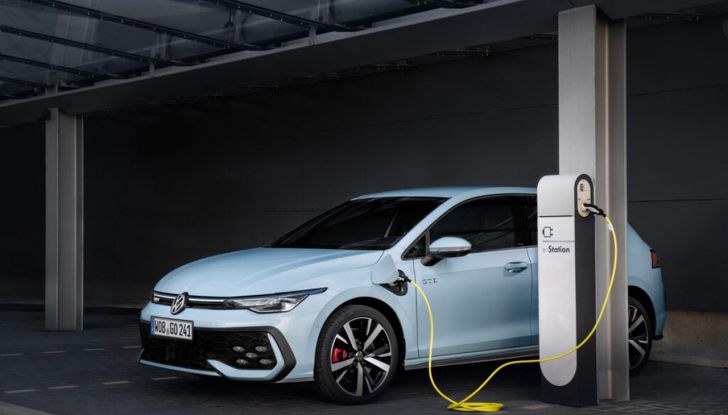 Volkswagen Golf 2025: partita la produzione in serie - Foto 2 di 92