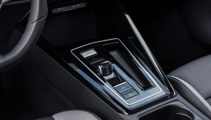 Volkswagen Golf 2025: partita la produzione in serie - Foto 30 di 92