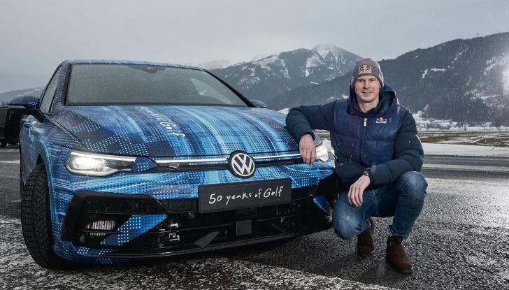 Volkswagen Golf R 2025: primi dettagli della nuova sportiva - Foto 2 di 7