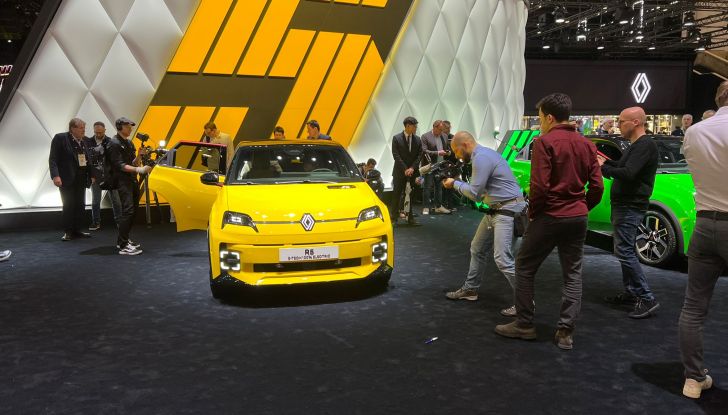 Renault 5 E-Tech Electric: caratteristiche, design, abitacolo, allestimenti, autonomia, potenza e prezzi - Foto 4 di 74