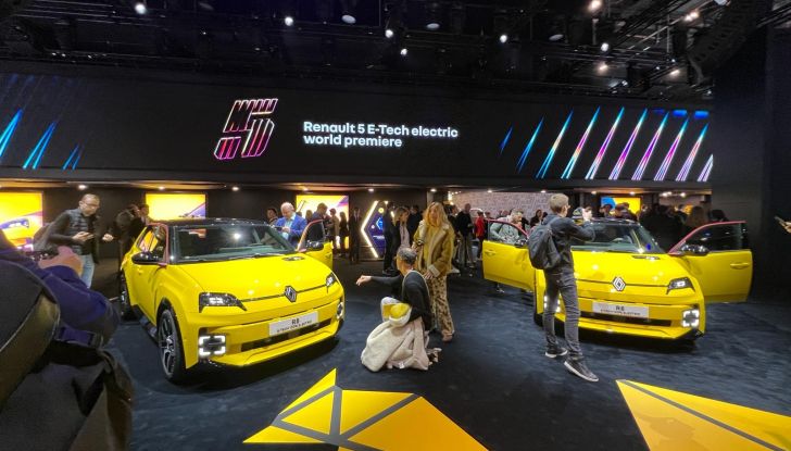 Renault 5 E-Tech Electric: caratteristiche, design, abitacolo, allestimenti, autonomia, potenza e prezzi - Foto 2 di 74