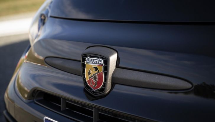 Abarth 695 75° Anniversario: debutta la nuova serie speciale a tiratura limitata - Foto 23 di 58