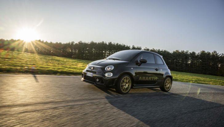 Abarth 695 75° Anniversario: debutta la nuova serie speciale a tiratura limitata - Foto 30 di 58