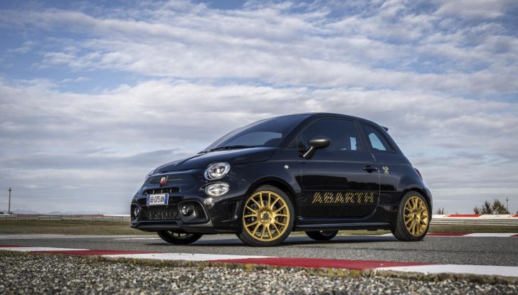 Abarth 695 75° Anniversario: debutta la nuova serie speciale a tiratura limitata - Foto 26 di 58
