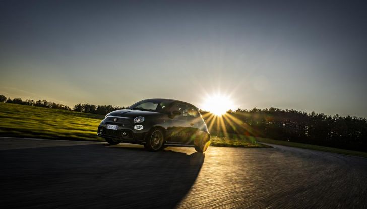 Abarth 695 75° Anniversario: debutta la nuova serie speciale a tiratura limitata - Foto 33 di 58