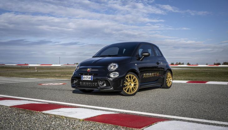Abarth 695 75° Anniversario: debutta la nuova serie speciale a tiratura limitata - Foto 25 di 58