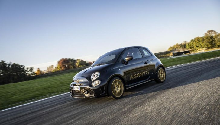 Abarth 695 75° Anniversario: debutta la nuova serie speciale a tiratura limitata - Foto 29 di 58