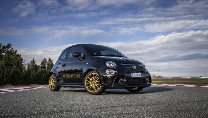 Abarth 695 75° Anniversario: debutta la nuova serie speciale a tiratura limitata - Foto 24 di 58