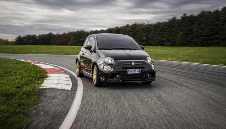 Abarth 695 75° Anniversario: debutta la nuova serie speciale a tiratura limitata - Foto 4 di 58