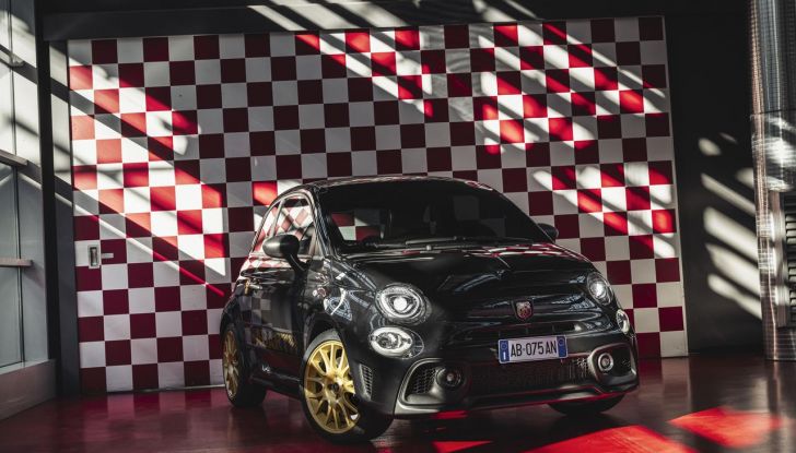 Abarth 695 75° Anniversario: debutta la nuova serie speciale a tiratura limitata - Foto 46 di 58