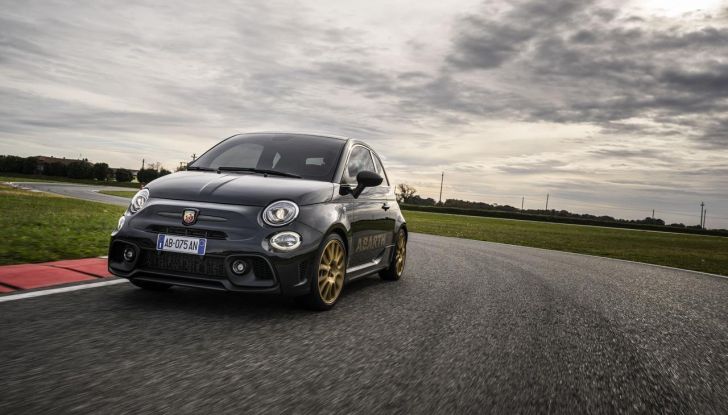 Abarth 695 75° Anniversario: debutta la nuova serie speciale a tiratura limitata - Foto 12 di 58