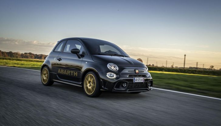 Abarth 695 75° Anniversario: debutta la nuova serie speciale a tiratura limitata - Foto 32 di 58
