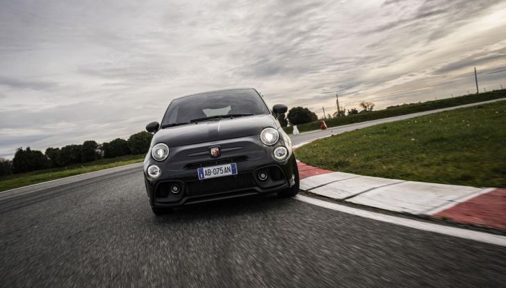 Abarth 695 75° Anniversario: debutta la nuova serie speciale a tiratura limitata - Foto 10 di 58