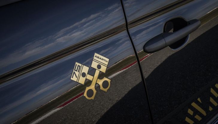 Abarth 695 75° Anniversario: debutta la nuova serie speciale a tiratura limitata - Foto 16 di 58