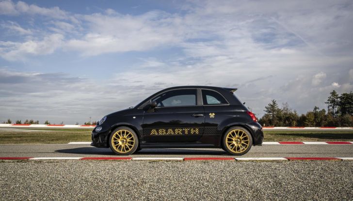 Abarth 695 75° Anniversario: debutta la nuova serie speciale a tiratura limitata - Foto 18 di 58