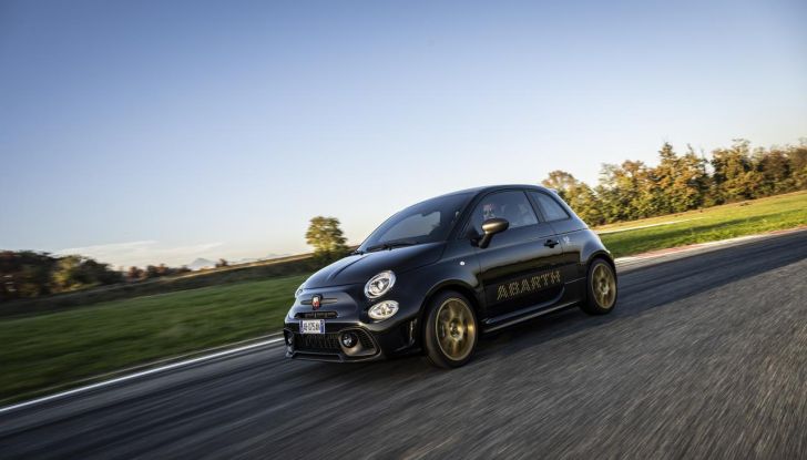 Abarth 695 75° Anniversario: debutta la nuova serie speciale a tiratura limitata - Foto 42 di 58
