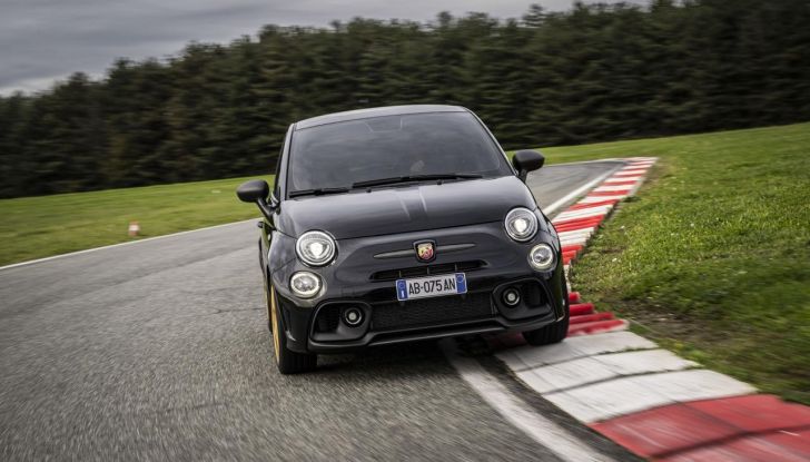Abarth 695 75° Anniversario: debutta la nuova serie speciale a tiratura limitata - Foto 5 di 58