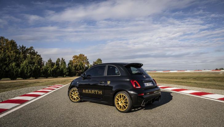 Abarth 695 75° Anniversario: debutta la nuova serie speciale a tiratura limitata - Foto 21 di 58
