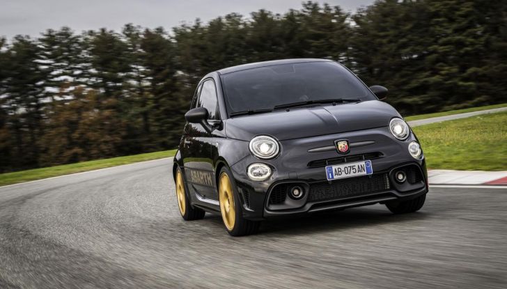 Abarth 695 75° Anniversario: debutta la nuova serie speciale a tiratura limitata - Foto 9 di 58
