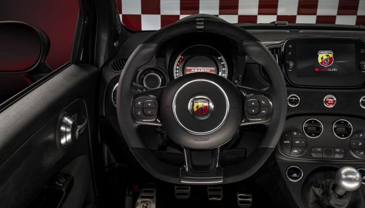 Abarth 695 75° Anniversario: debutta la nuova serie speciale a tiratura limitata - Foto 54 di 58