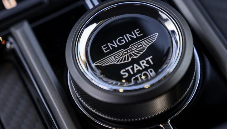 Aston Martin Vantage 2025: caratteristiche, design, motore, abitacolo e prestazioni - Foto 27 di 32