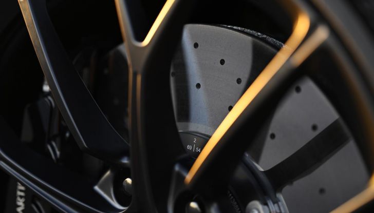 Aston Martin Vantage 2025: caratteristiche, design, motore, abitacolo e prestazioni - Foto 30 di 32