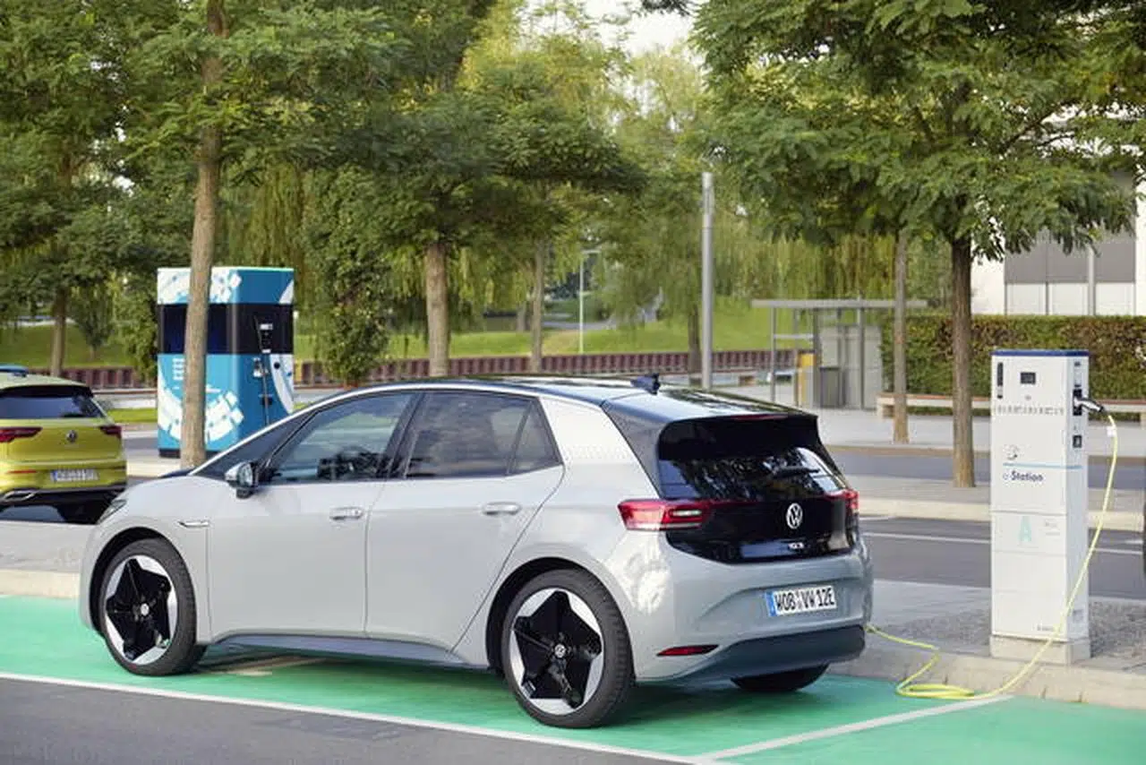 Auto elettriche vantaggi svantaggi 2024