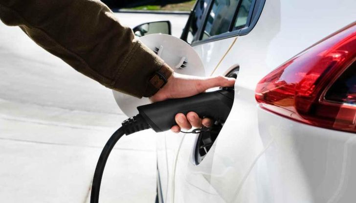 Auto elettriche vantaggi svantaggi 2024