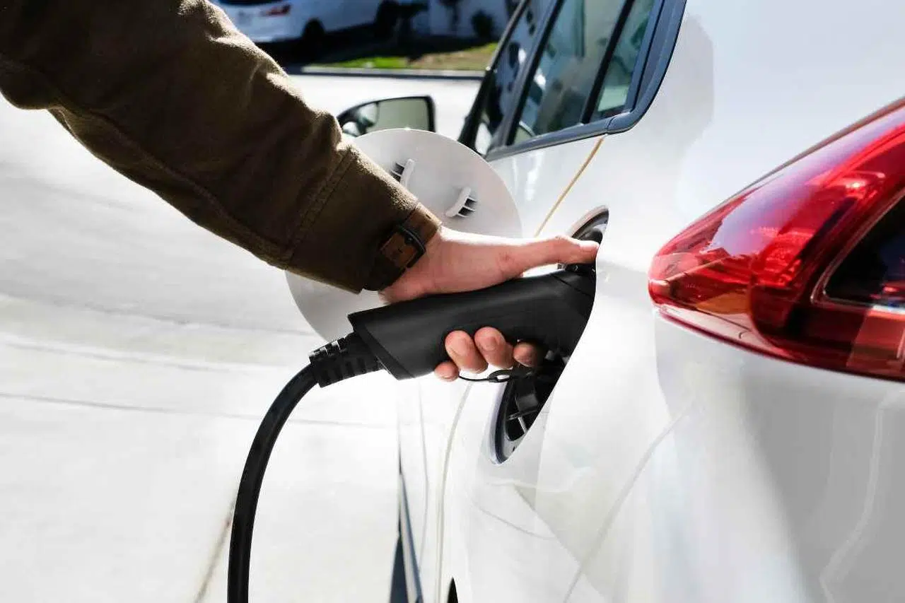 Auto elettriche vantaggi svantaggi 2024