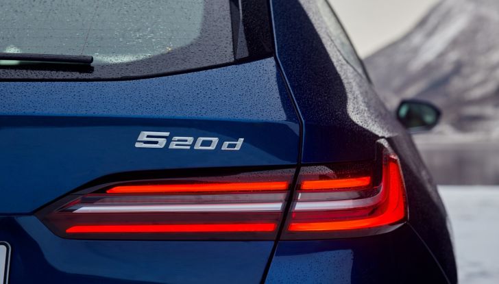 BMW Serie 5 Touring 2024: caratteristiche, design, motori, versioni, interni e prezzi - Foto 123 di 124