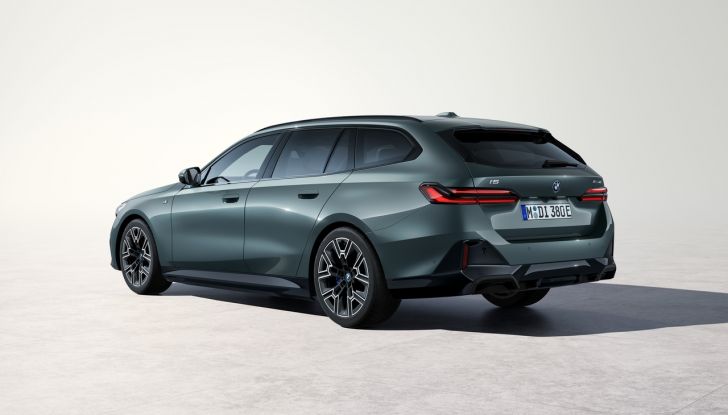 BMW Serie 5 Touring 2024: caratteristiche, design, motori, versioni, interni e prezzi - Foto 8 di 124